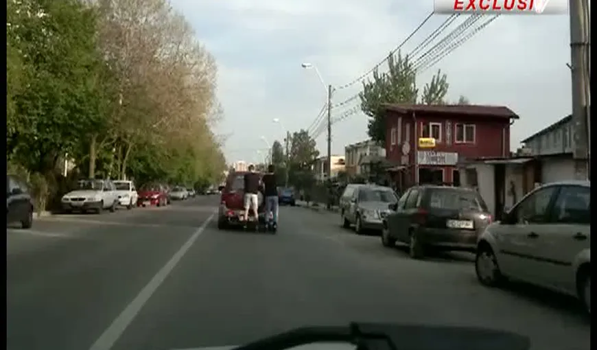 Senzaţii tari pe o stradă din România. Doi tineri s-au dat în spectacol pe role VIDEO