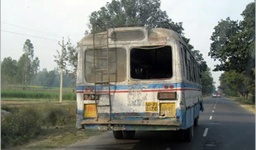 Accident tragic în India: Un autobuz a căzut într-un canal şi 19 persoane au murit