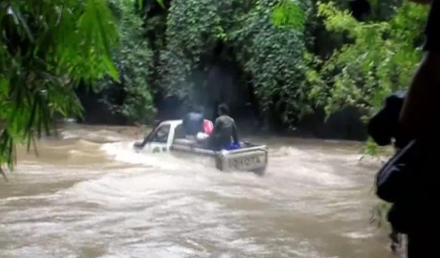 Gest nebunesc al unor tineri: Au traversat un râu cu maşina de teren VIDEO