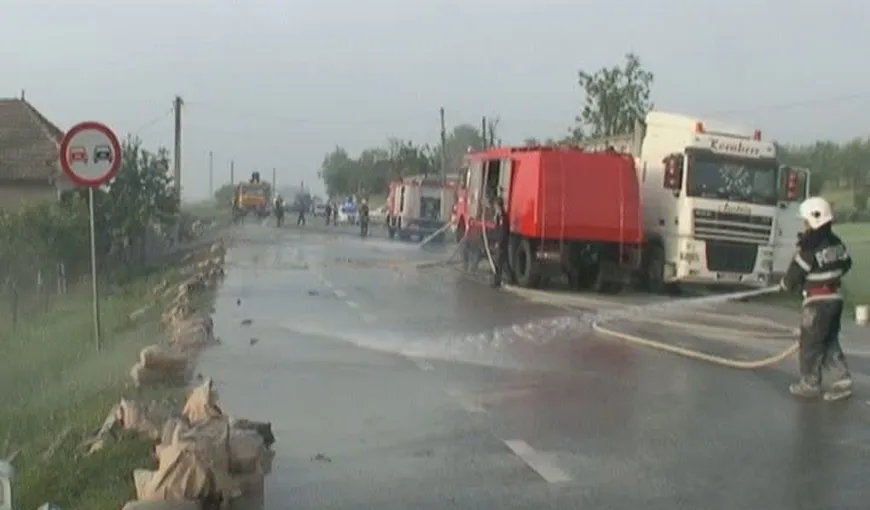 TIR cu ciment răsturnat pe carosabil, în Cluj VIDEO