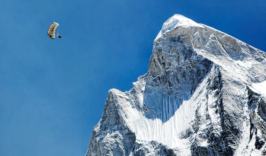 Record mondial la salt cu paraşuta. Un rus s-a aruncat în gol de pe o creastă a Everestului VIDEO