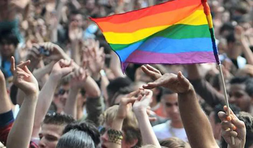 Zeci de mii de manifestanţi, la Gay Pride de la Paris