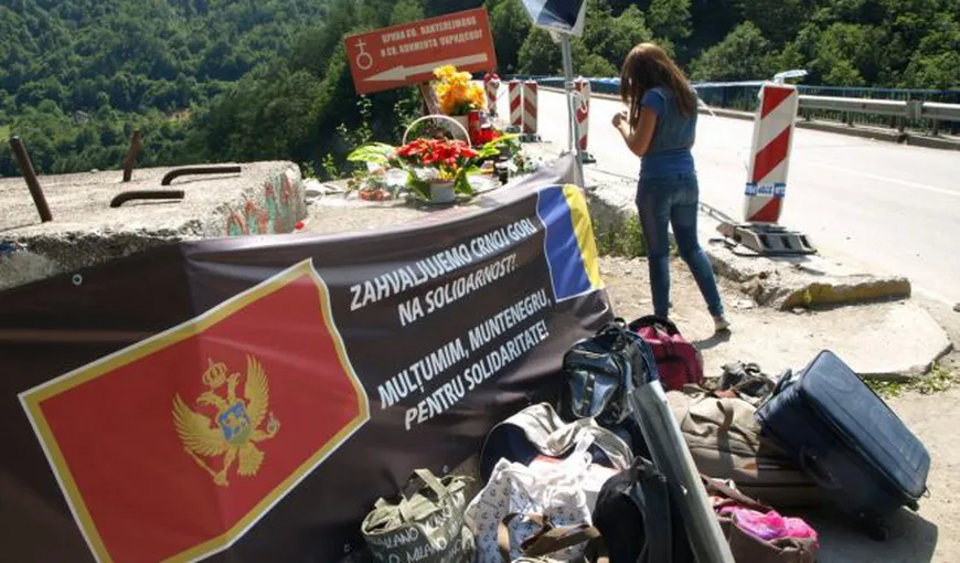 Podul de pe care s-a prăbuşit „autocarul morţii” în Muntenegru a devenit loc de pelerinaj
