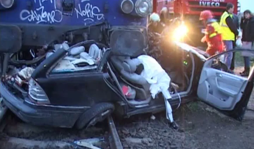 ACCIDENT GRAV în Arad: Un mort şi trei răniţi, după ce un tren a lovit o maşină