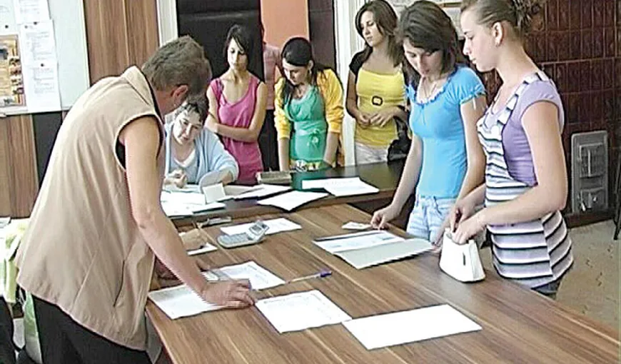 EVALUAREA NAŢIONALĂ 2013: Absolvenţii de clasa a VIII-a susţin, marţi, proba la LIMBA ROMÂNĂ