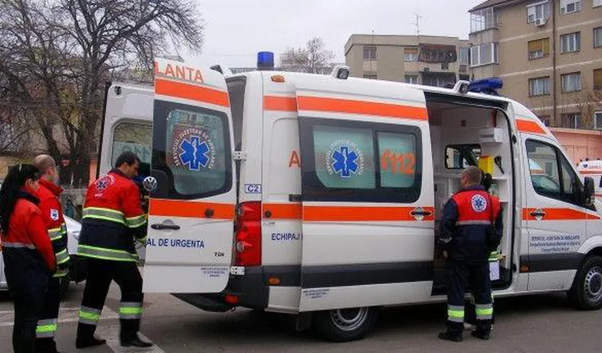 O fetiţă de trei ani, grav rănită după ce a fost lovită de o maşină, în Bistriţa