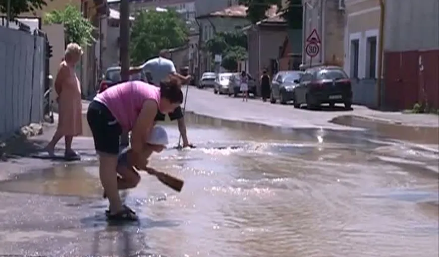 Inundaţie la 35 de grade. O stradă din Bucureşti s-a umplut de apă şi s-a transformat în lac