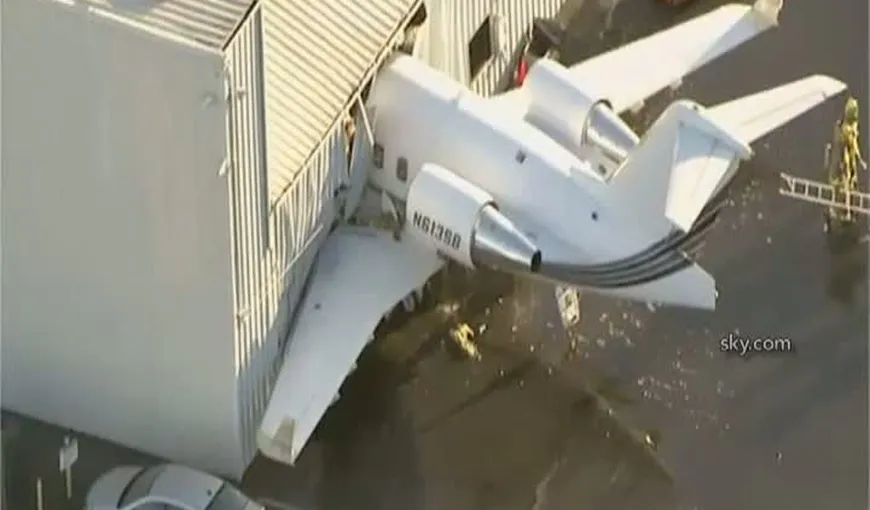 ACCIDENT INEDIT: Un avion a intrat într-un….hangar FOTO