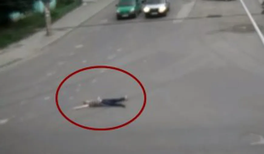 Un bărbat a adormit în picioare şi s-a prăbuşit în mijlocul unei intersecţii din Brăila VIDEO