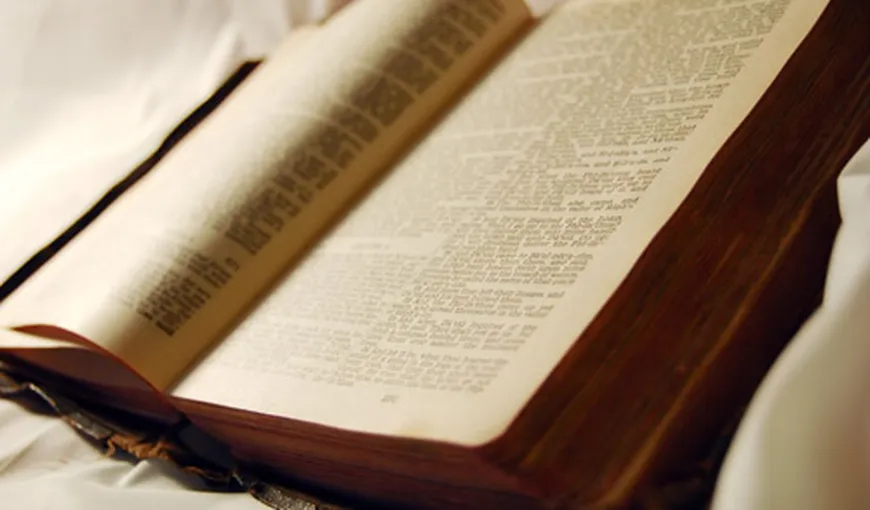 O biblie semnată de un celebru fizician, vândută cu o sumă RECORD