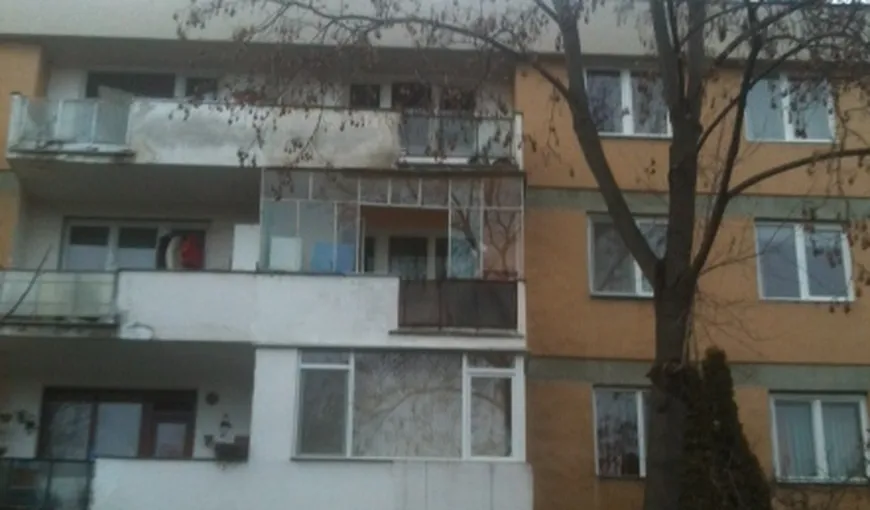 Un bărbat a picat în gol de la etajul patru, în încercarea de a intra în casă pe geam