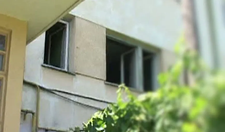 Panică într-un cartier din Bacău: Un bărbat a vrut să ARUNCE un BLOC în AER VIDEO