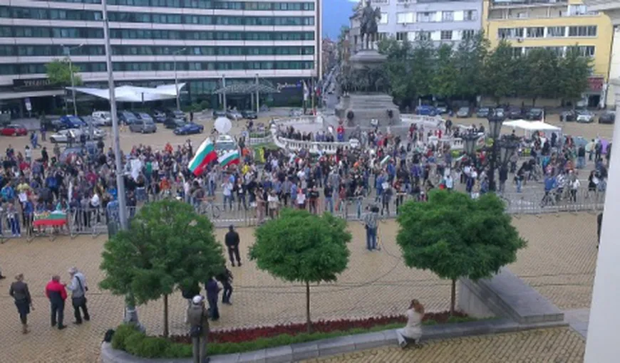 Protest cu mâncare la Parlamentul bulgar: Manifestanţii au aruncat cu roşii, ouă, dar şi cu caviar