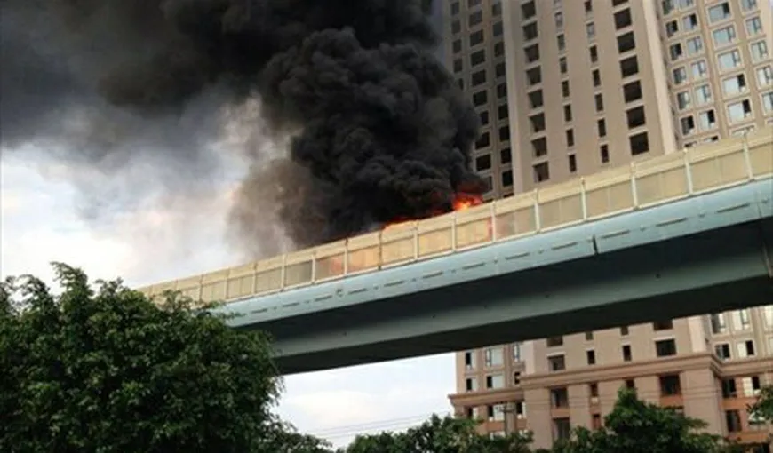 Tragedie în China: Un autobuz a luat foc într-o zonă rezidenţială. 42 de persoane au murit