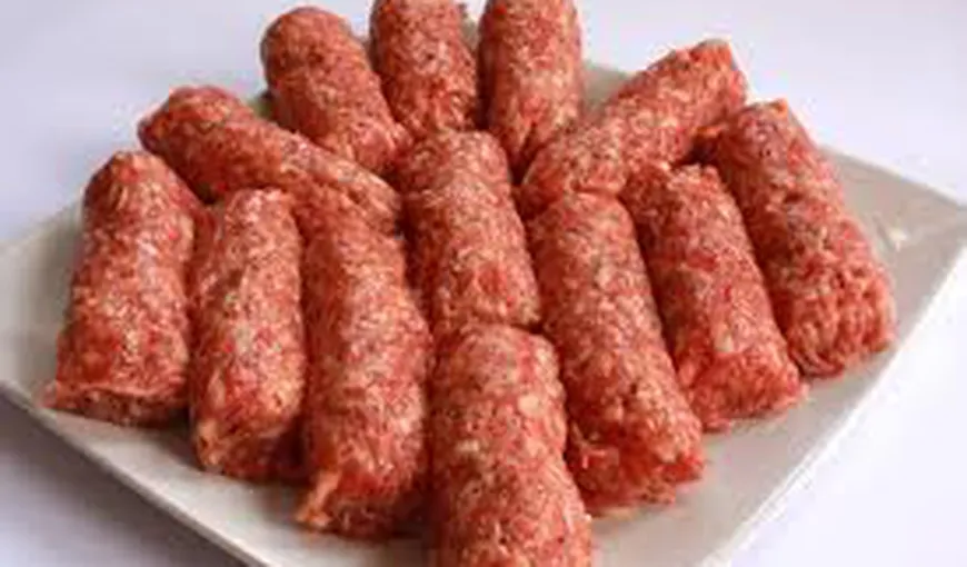 Sute de kilograme de carne de mici INFESTATĂ cu Salmonella, retrase din magazine