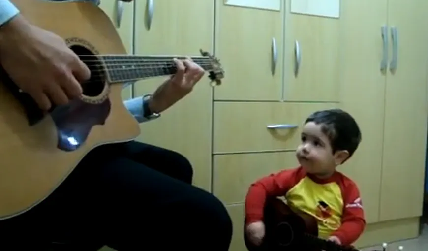 Cântăreţ la doar doi ani: Nu ştie încă să vorbească, dar cântă Beatles VIDEO
