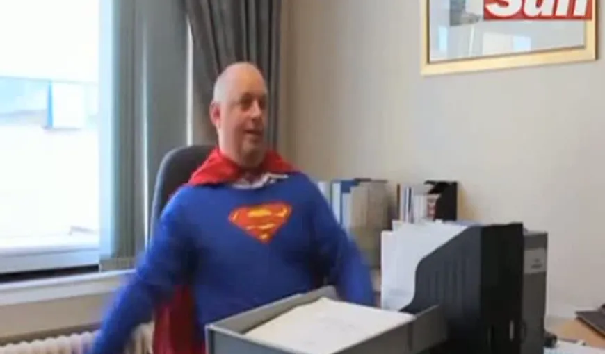 Scandal în Marea Britanie: Directorul unui spital îl imită pe Superman într-un clip VIDEO