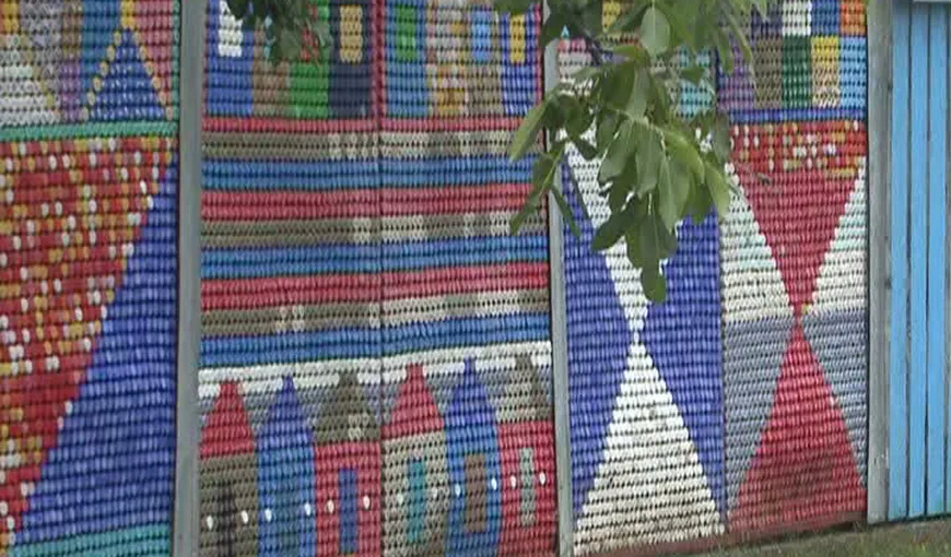 Un ieşean şi-a construit un gard din 42.000 de capace de PET-uri VIDEO