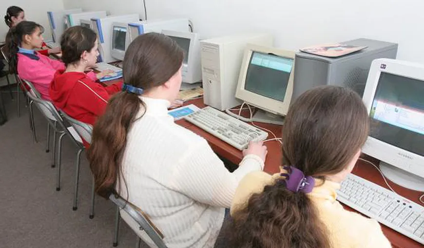 Peste 450 de elevi vor primi câte 200 de euro pentru a-şi cumpăra calculator