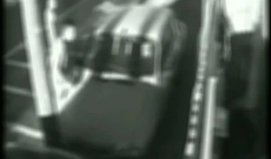 Doi hoţi au fost filmaţi în timp ce spărgeau o maşină VIDEO