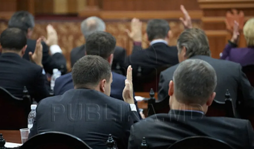 BĂTAIE în Parlamentul de la Chişinău: Deputaţii comunişti s-au încăierat cu poliţiştii
