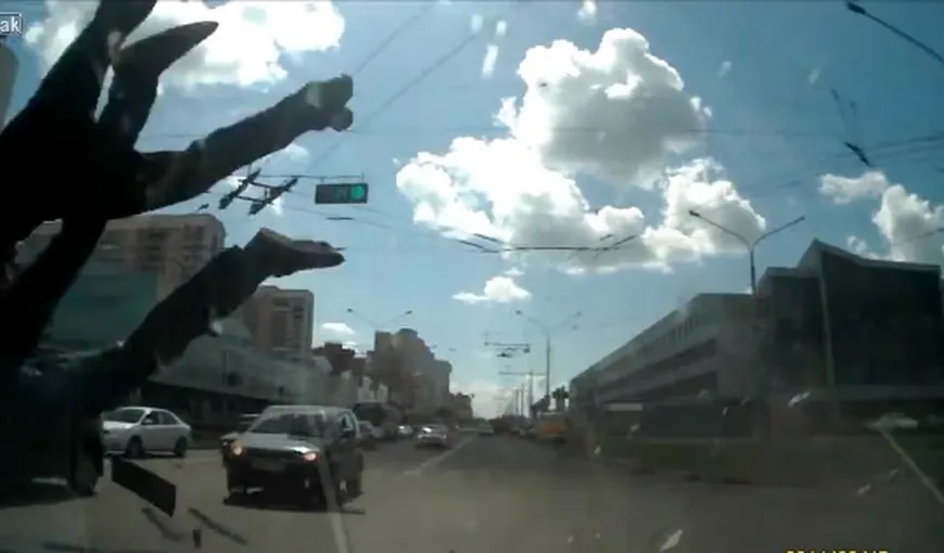 Accident şocant, Rusia. Doi motociclişti, loviţi în plin într-o intersecţie VIDEO