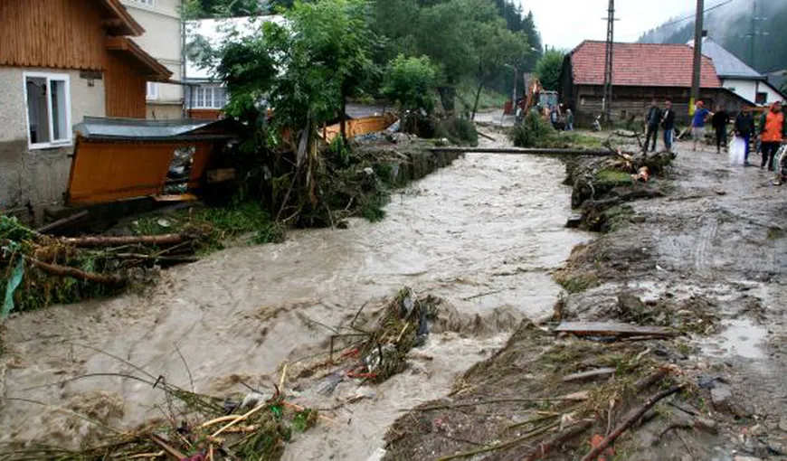 Gospodăriile inundate din Vaslui au fost curăţate de beneficiarii de ajutor social din zonă