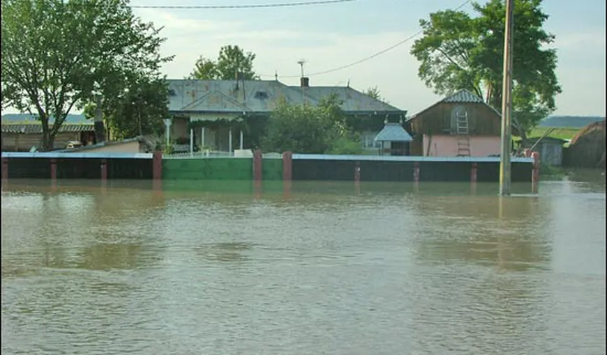 Locuinţe inundate în urma unei viituri, în Vaslui. 16 persoane au fost evacuate din case