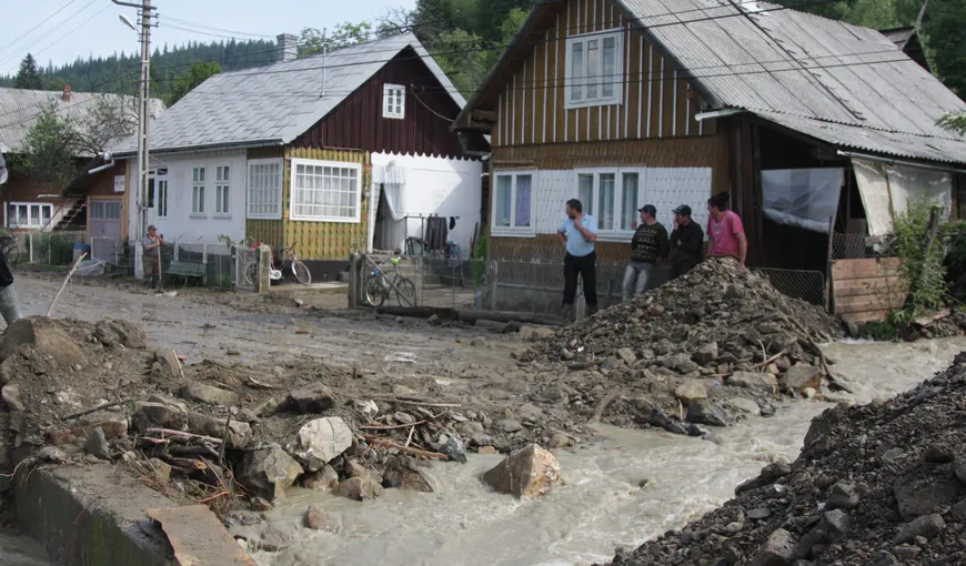 Furtuna a făcut ravagii în Suceava: Zece gospodării au fost inundate şi una incendiată de un trăsnet