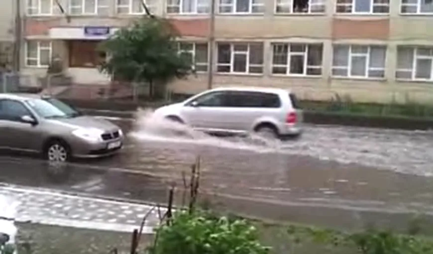 Inundaţii puternice în Moldova. Zeci de străzi inundate şi gospodării distruse VIDEO