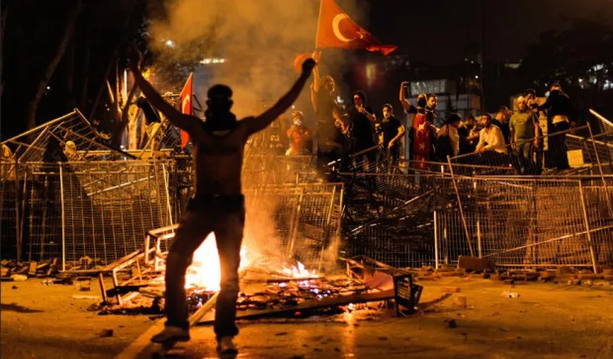 Manifestanţii îi reproşează premierului Erdogan că vrea să „islamizeze” societatea turcă VIDEO