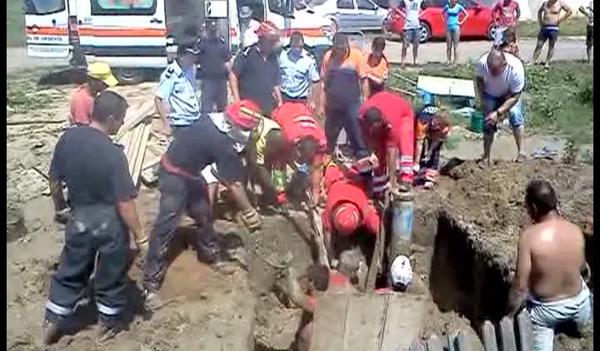Un muncitor a fost salvat după ce un mal de pământ s-a prăbuşit peste el VIDEO