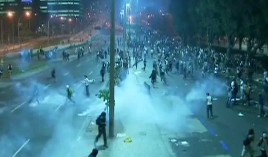 Brazilienii protestează de la un capăt la altul al ţării: Bătăi cu poliţia şi multe arestări VIDEO