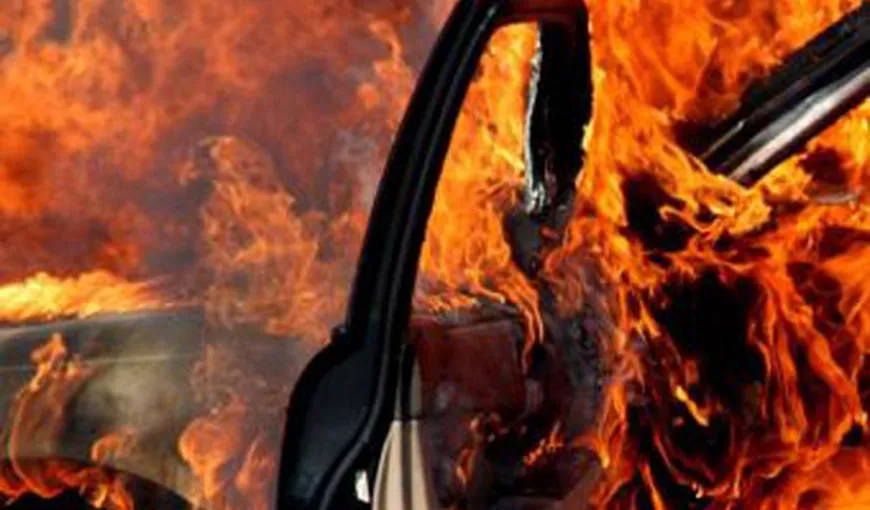 O maşină a ars ca o torţă în centrul oraşului Deva