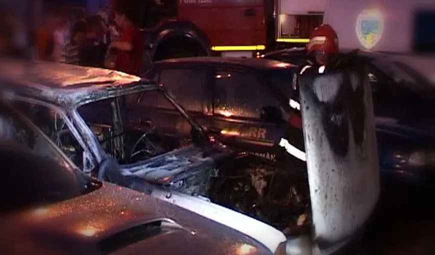 Trei maşini incendiate de un om al străzii beat şi drogat VIDEO