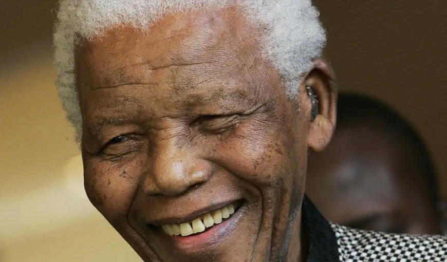 Nelson Mandela, între viaţă şi moarte, înconjurat de familia sa