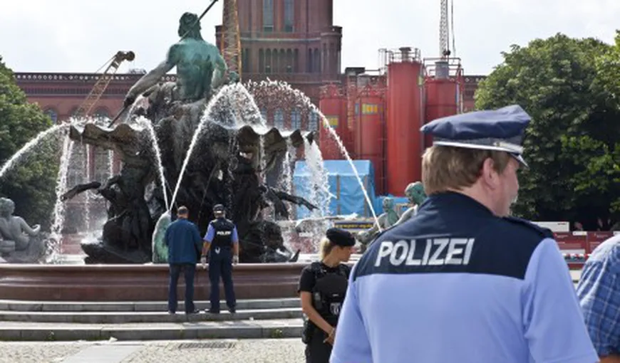 Un bărbat gol şi înarmat cu un cuţit, împuşcat mortal de poliţişti într-o fântână din Berlin