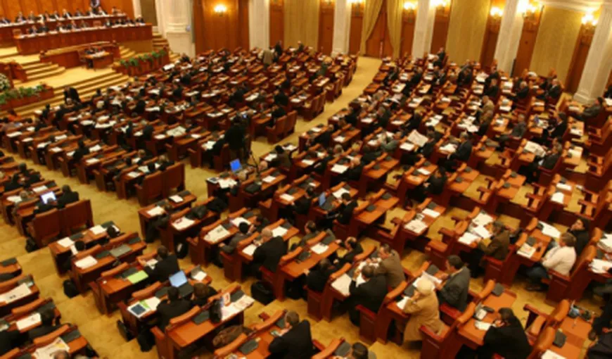 REVIZUIREA CONSTITUŢIEI: Parlamentarii traseişti îşi PIERD MANDATUL