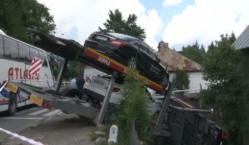 O platformă cu limuzine de lux s-a răsturnat pe DN1 VIDEO