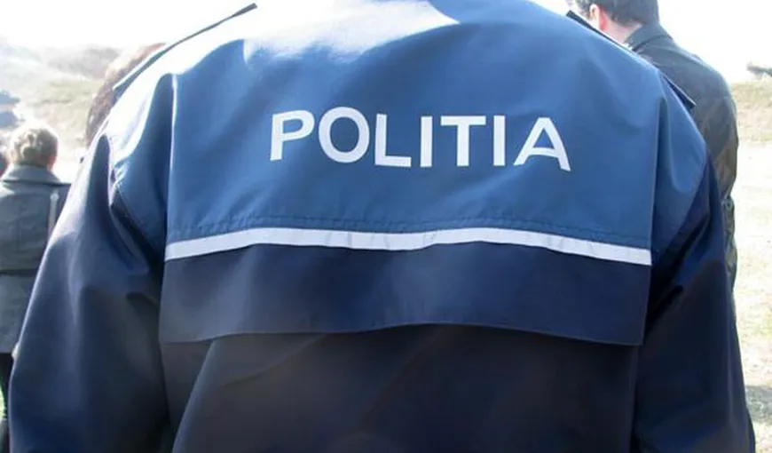 Poliţist din Bacău, arestat pentru că a ajutat doi hoţi să fure pavelele de la un trotuar