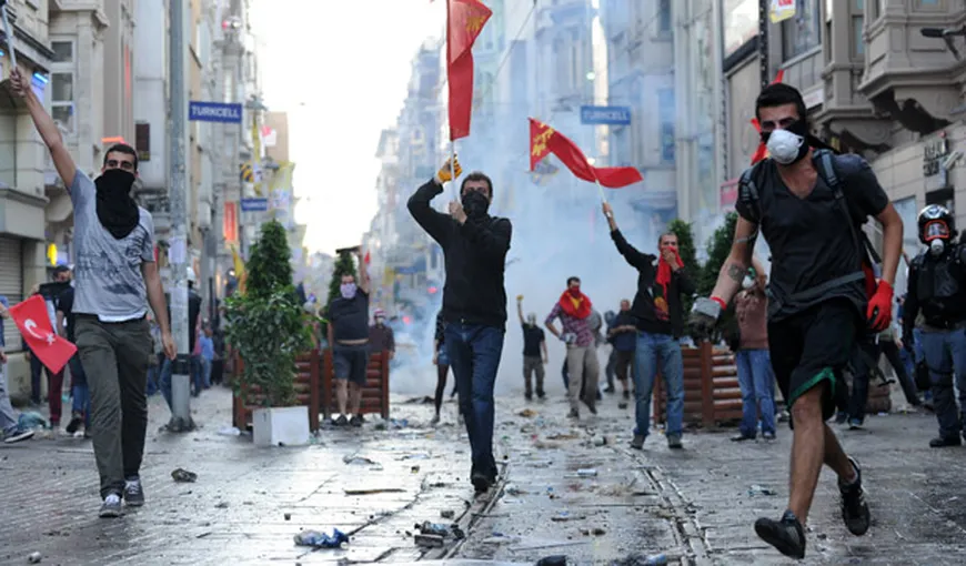 PROTESTE TURCIA: 2.000 de manifestanţi se luptă cu forţele de ordine, la Ankara