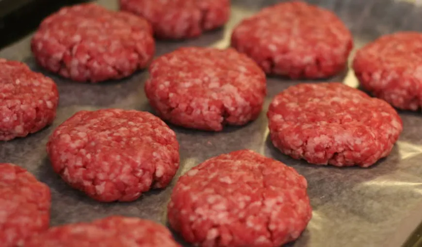 O să vă taie pofta: Ce conţin în realitate hamburgerii, crenvurştii sau mierea VIDEO