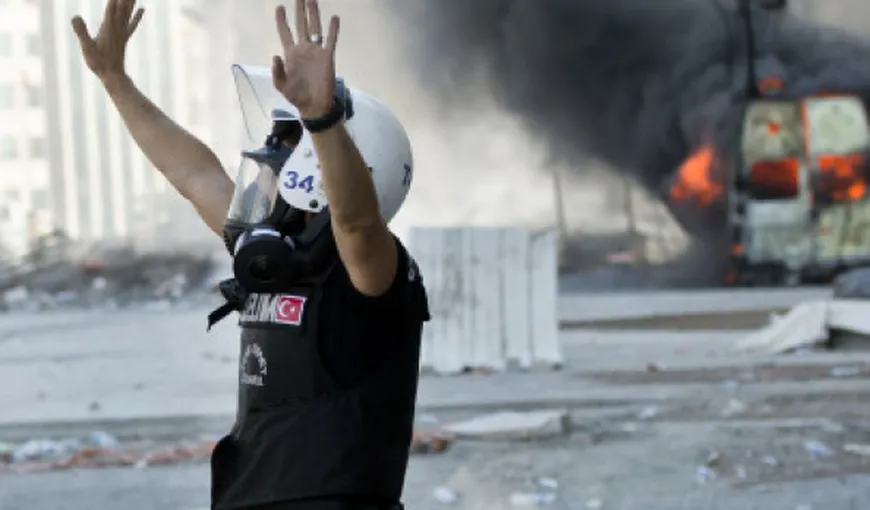 PROTESTE ÎN TURCIA: Poliţia a evacuat mii de protestatari din parcul Gezi din Istanbul