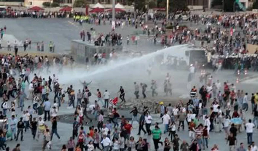 Noi proteste la Istanbul. Poliţia a folosit tunuri cu apă împotriva manifestanţilor