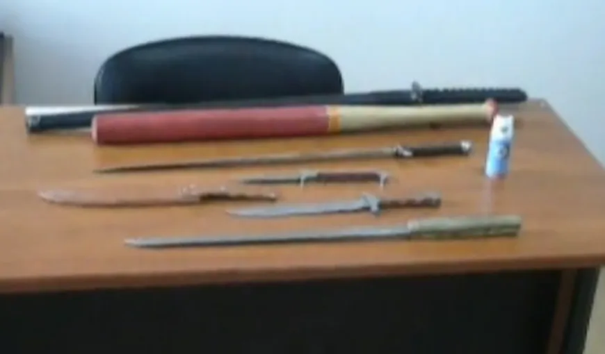 Bâte, cuţite şi bastoane, confiscate de poliţişti din patru maşini ale suporterilor Rapidului
