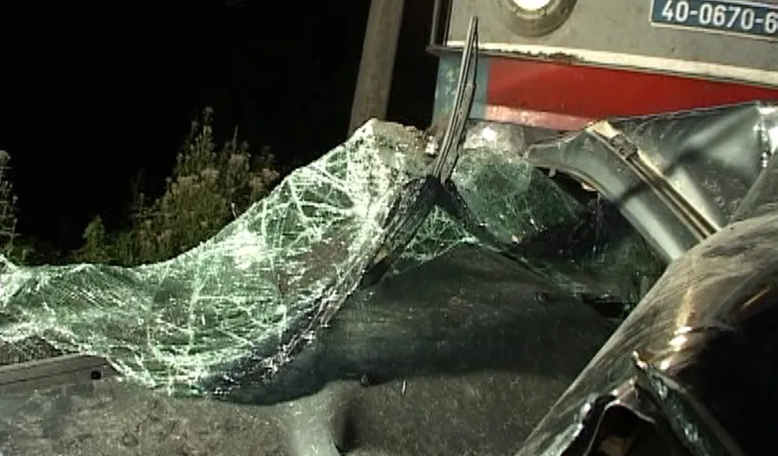 Maşină lovită de tren, în Bistriţa. Patru persoane, între care şi un copil, au fost rănite