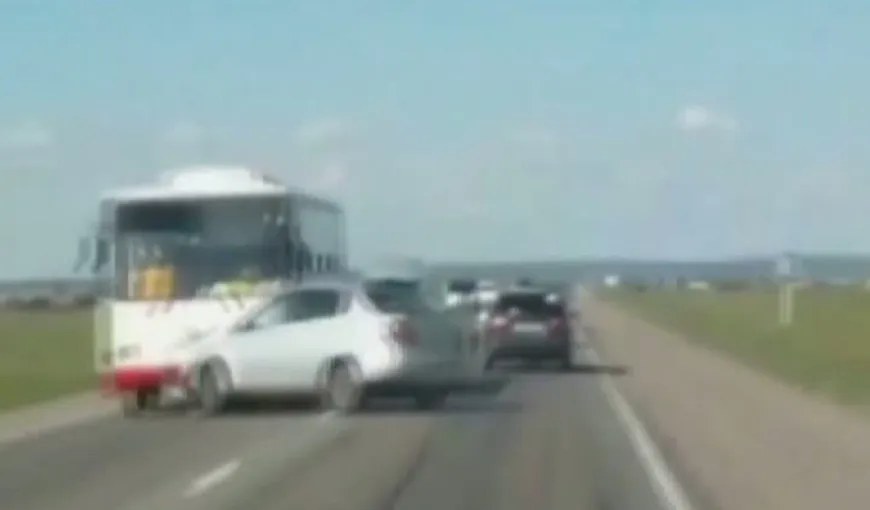 ACCIDENT ŞOCANT în Rusia. O maşină a fost spulberată pe şosea VIDEO