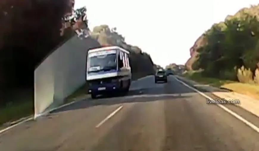 Accident şocant în Ucraina: Un microbuz de pasageri, lovit din plin pe contrasens VIDEO