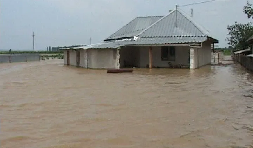 Operaţiuni dramatice de salvare în Bacău. Un sat a fost înghiţit de ape, oamenii salvaţi cu bărcile