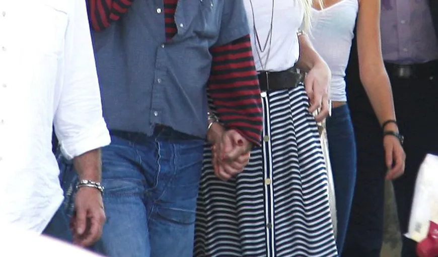 Johnny Depp îşi arată sentimentele faţă de noua iubită în public FOTO